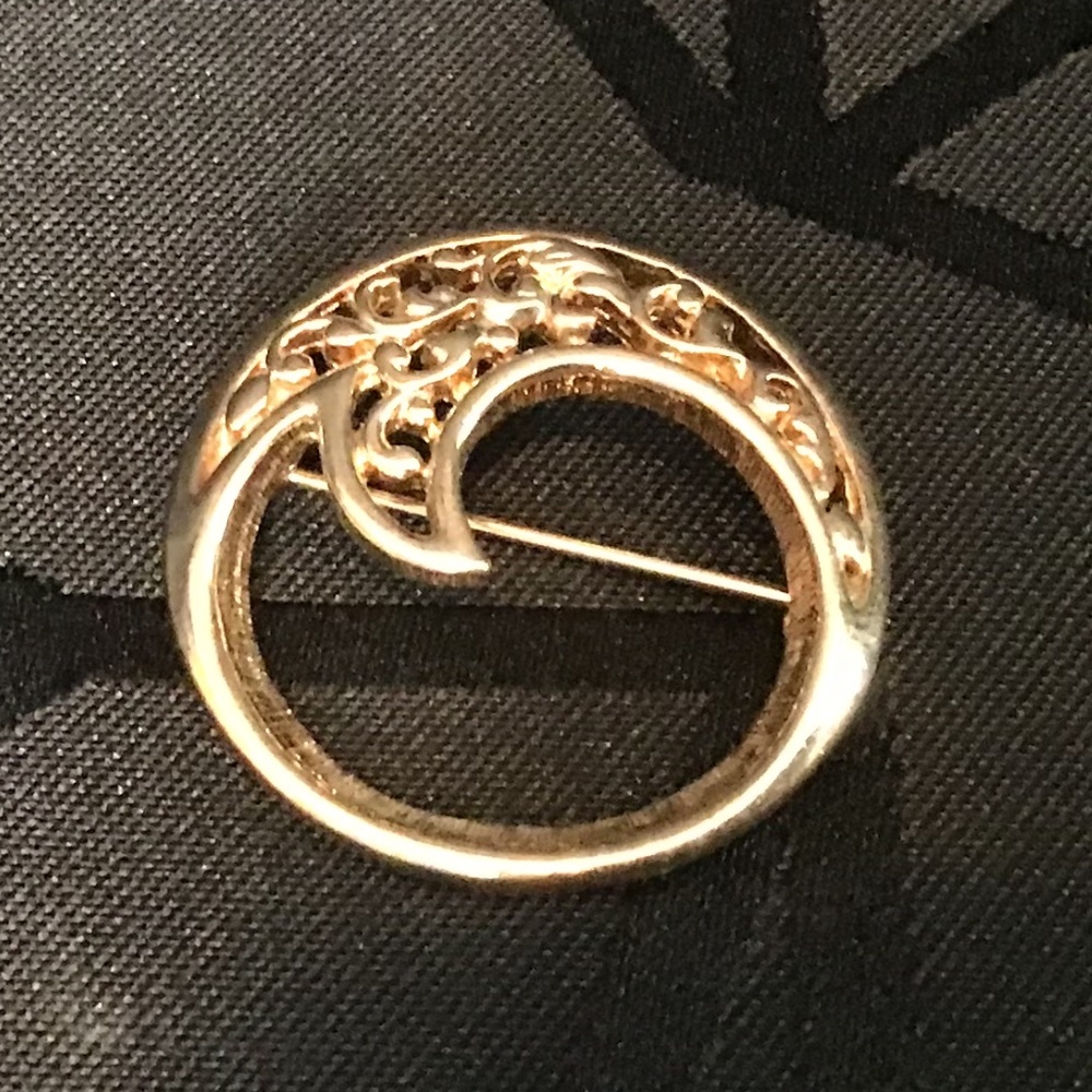 Retro gold tone filigree broach